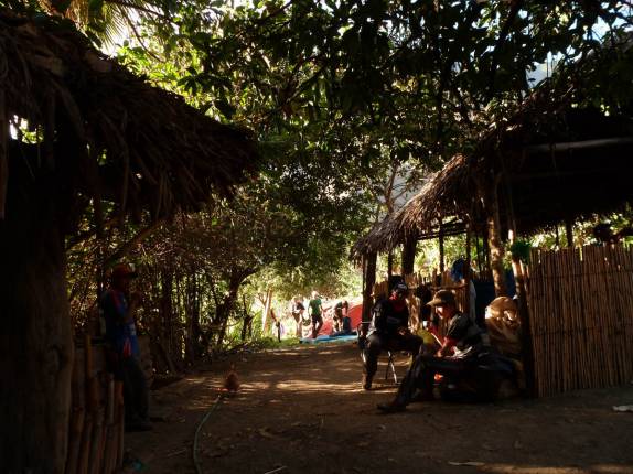Arrieros descansam e conversam em um dos acampamentos na trilha para Choquequirao, no Peru